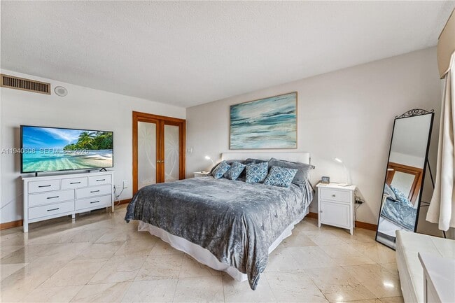 Building Photo - 11111 Biscayne Blvd