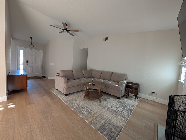 Building Photo - 553 Oakborough Ave