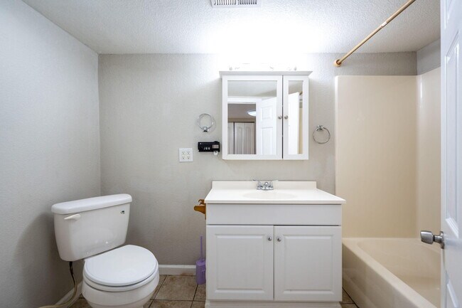 Building Photo - 276 S Center St