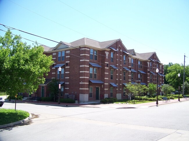 Building Photo - 300 Spruce St