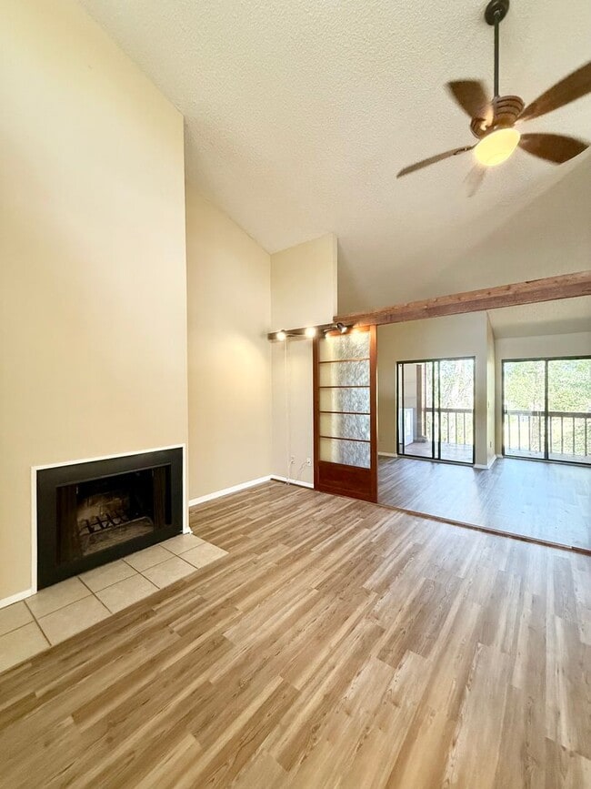 Building Photo - Remodeled!! Close to Shopping, VA Hospital and Hilaman Golf Course!