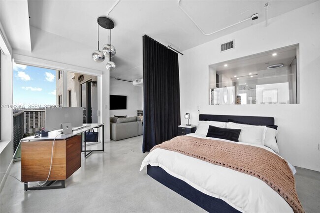 Building Photo - 10 SW South River Dr