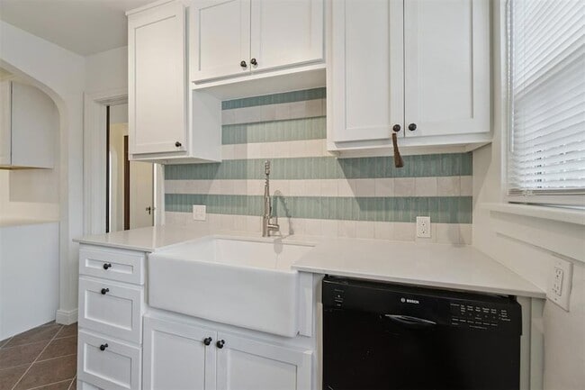 Building Photo - 1905 N Brauer Ave