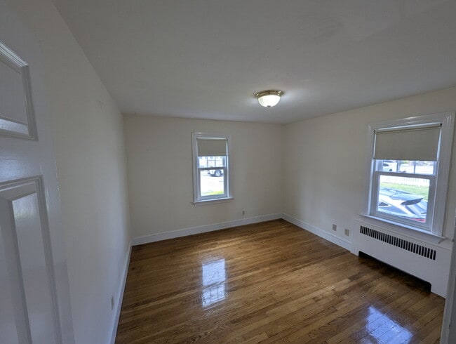Building Photo - Charming 1st Floor Apartment in Convenient...