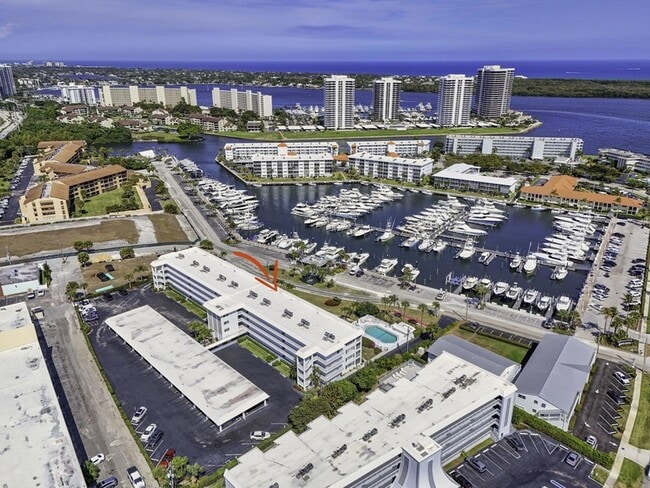 Building Photo - 907 Marina Dr