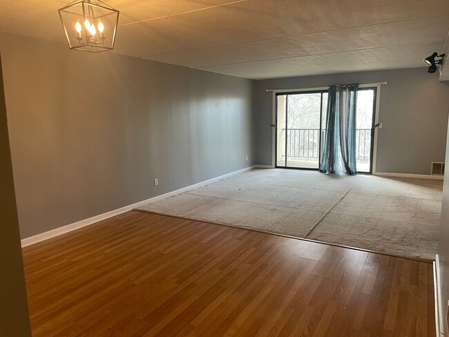 Building Photo - Newly Renovated Condo For Rent in Quaker V...