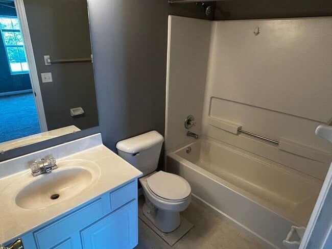 Building Photo - Fantastic Location, No Maintenence Condo