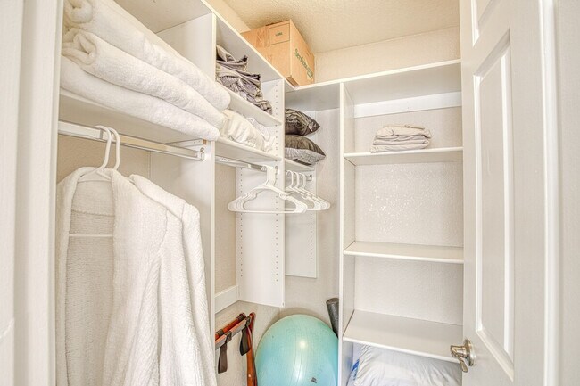 Building Photo - 6655 N Canyon Crest Dr