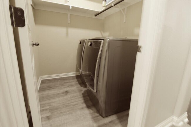 Building Photo - 610 Spanish Mustang Dr