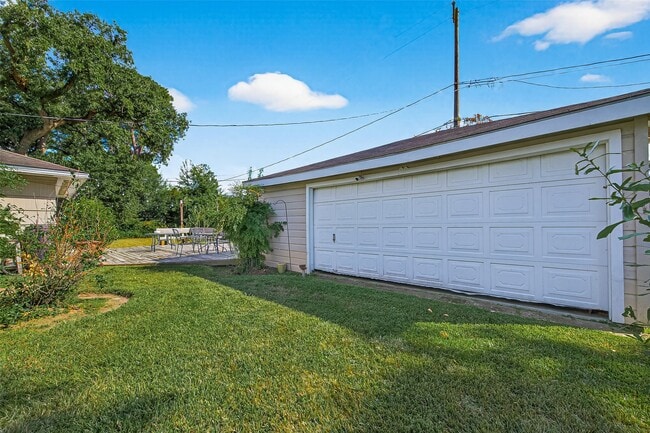 Building Photo - 10005 Hazelhurst Dr