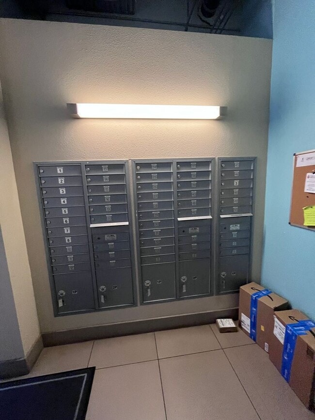 Building Photo - WOWZER Beautiful 1 bedroom Condo