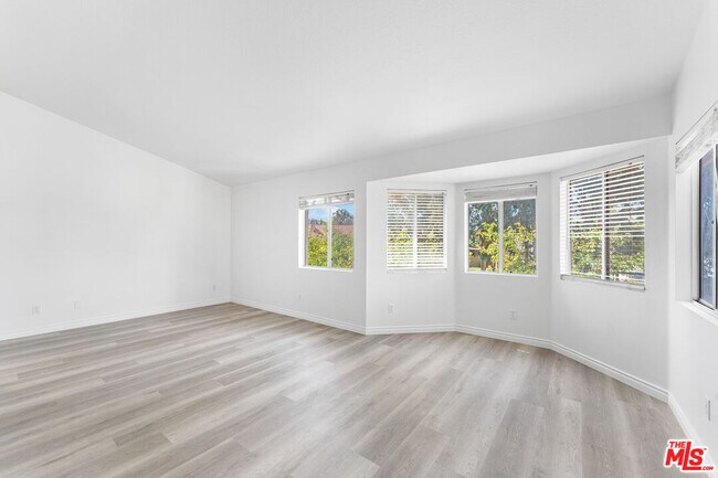 Building Photo - 37105 Zinnia St