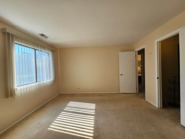 Building Photo - 1120 Woodbury Ln