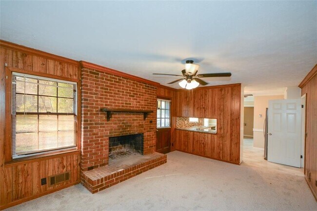 Building Photo - 1316 White Oak St SE