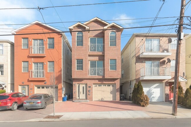 Building Photo - 190 Arlington Ave