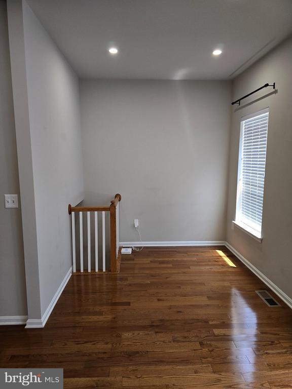 Building Photo - 429 Woodcrest Dr SE