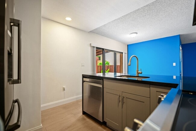 Building Photo - 2 Bed / 2 Bath Condo for Rent – Prime Miami Location