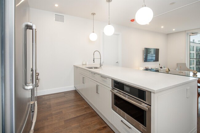 Building Photo - 372 9th St