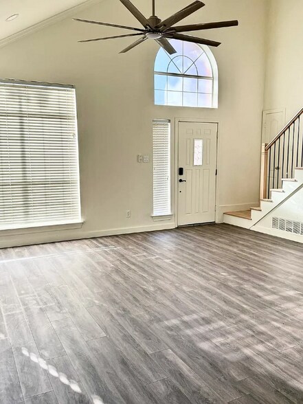 Building Photo - 2100 Riverplace Dr