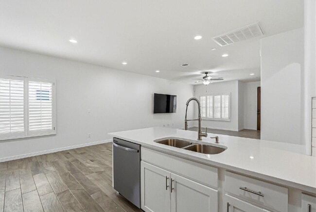 Building Photo - 3 bedroom 2 bath with washer and dryer in 79928