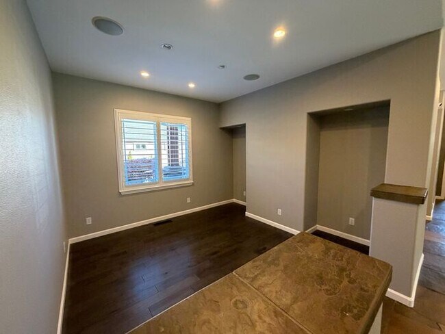 Building Photo - 1199 Manzanita Ln