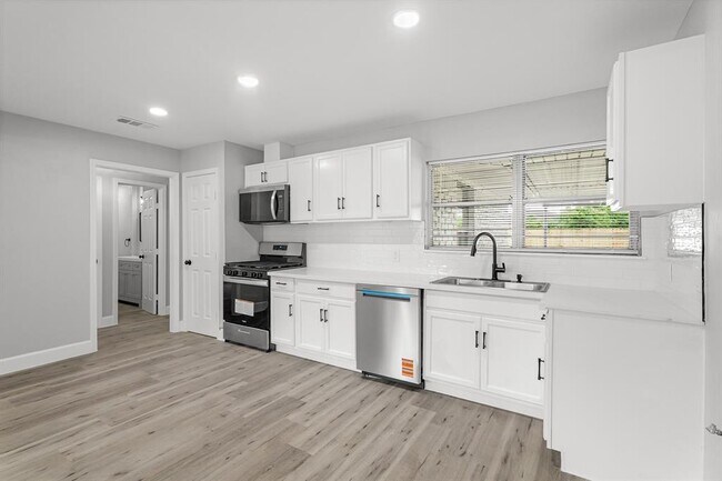 Building Photo - 5429 De Lange Ln
