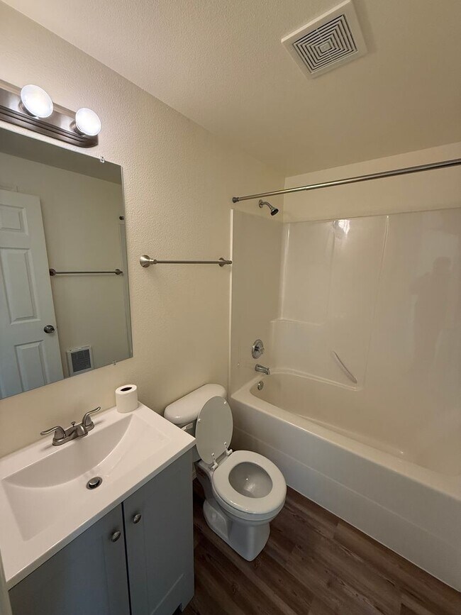 Building Photo - Charming 3 Bedroom 2 Bathroom Home in Quiet Neighborhood!