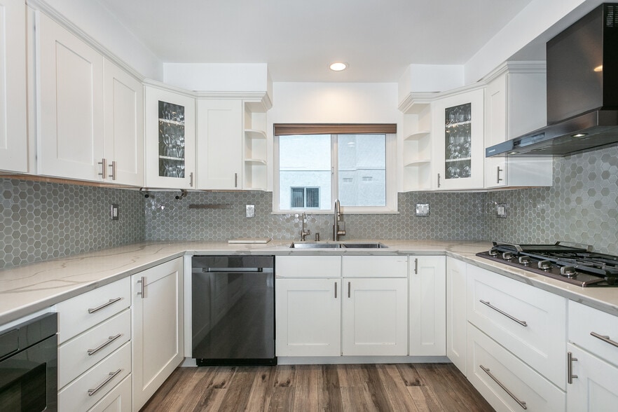 Kitchen - 5353 Corteen Plz