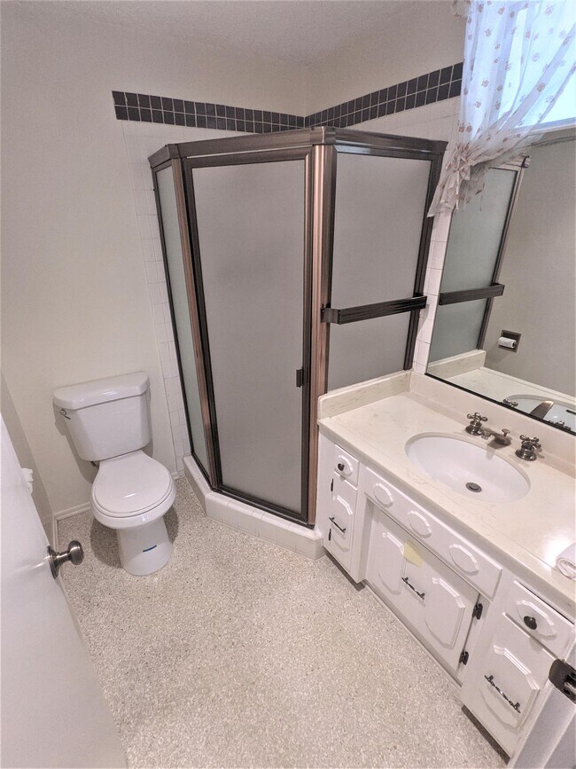 Building Photo - 1001 N Ave 67