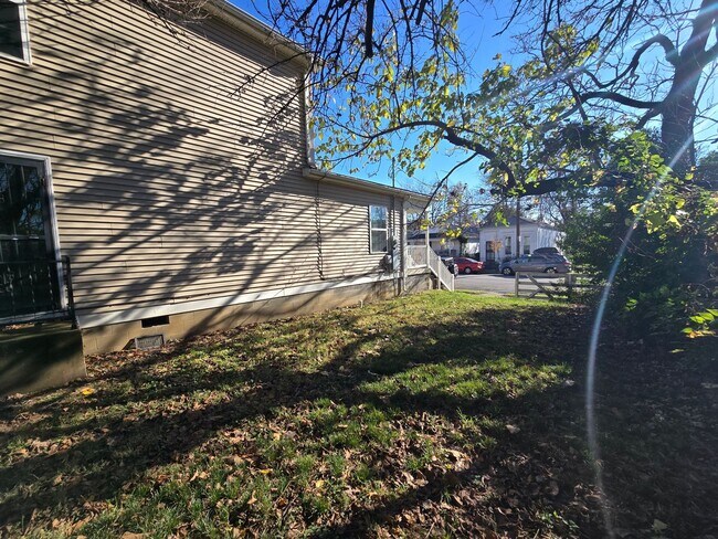 Building Photo - Updated 3 Bedrooms, 1.5 Bathrooms on a Dou...