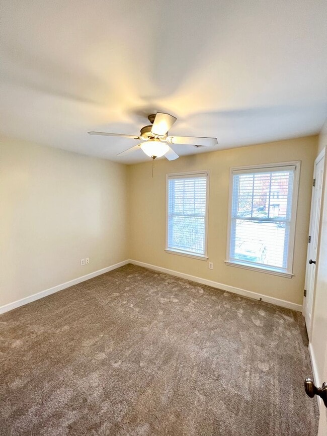 Building Photo - 2 Bedroom Townhome