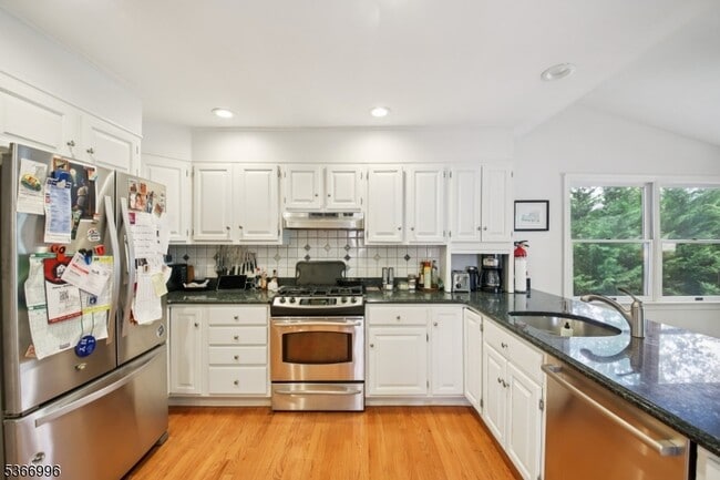 Building Photo - 19 Claremont Dr