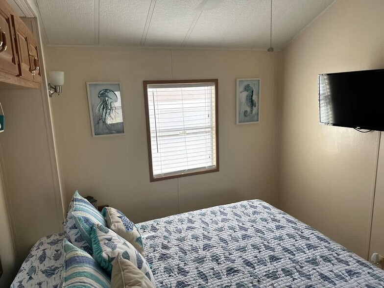 Building Photo - 515 W Clam Cir