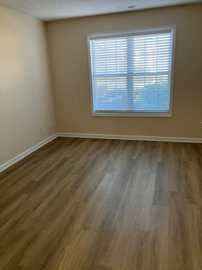 Building Photo - 721-D