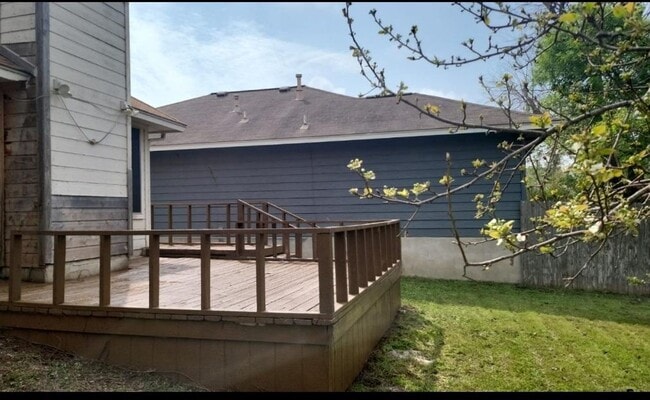 Building Photo - PREALEASING FOR APRIL! 3 bedroom with Patio Great for Entertainment!