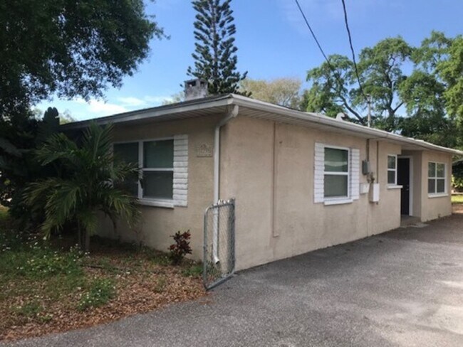 Building Photo - 2 BR/2 BA Beautifully Updated Home in Semi...