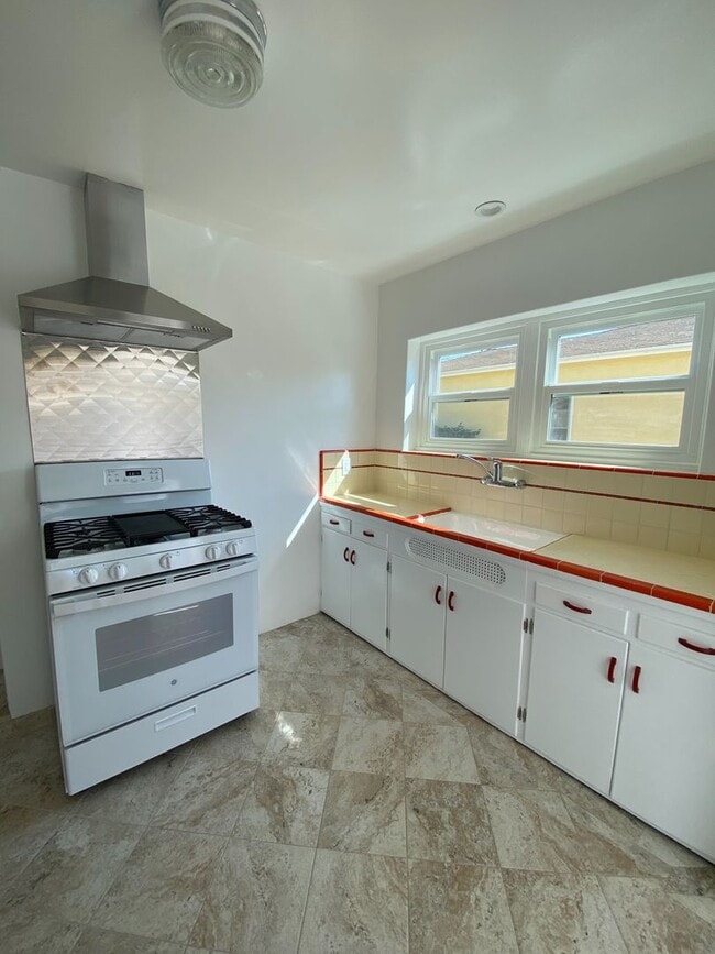 Building Photo - Midtown Ventura - Cottage Two bedroom, one bathroom