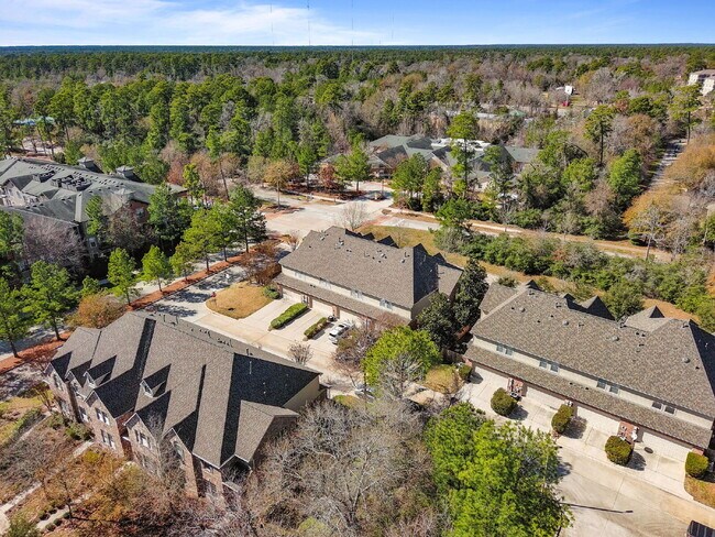 Building Photo - Exceptionally well-maintained Sterling Ridge Townhome boasts an array of desirable features!