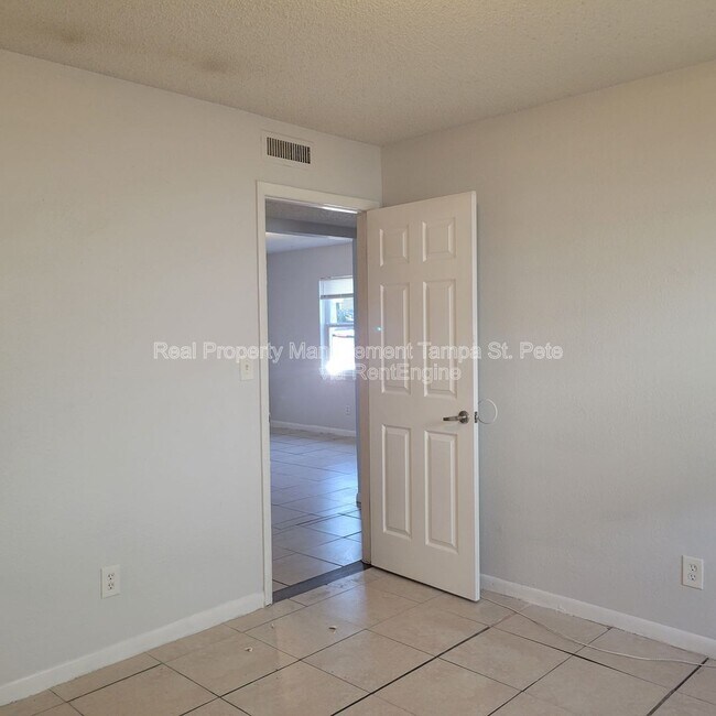 Building Photo - 8427 N 39th St