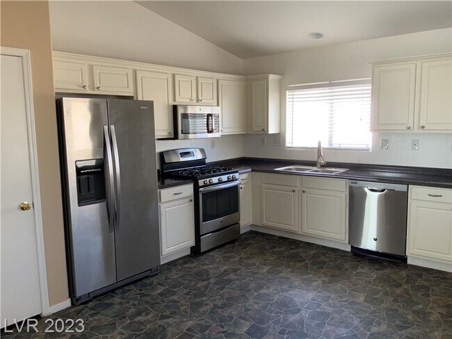 Building Photo - CHARMING SPLIT LEVEL HOME. FEATURING OPEN FAMILY ROOM