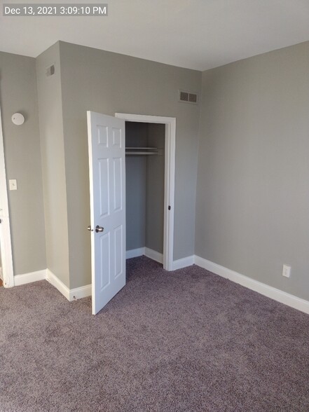 Building Photo - 209 N Ellwood Ave