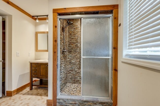 Building Photo - 1316 Rivermont Dr