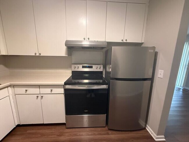 Building Photo - 2 Bedroom Unit was recently renovated. Liv...