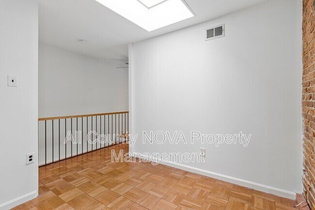 Building Photo - 123 E St SE