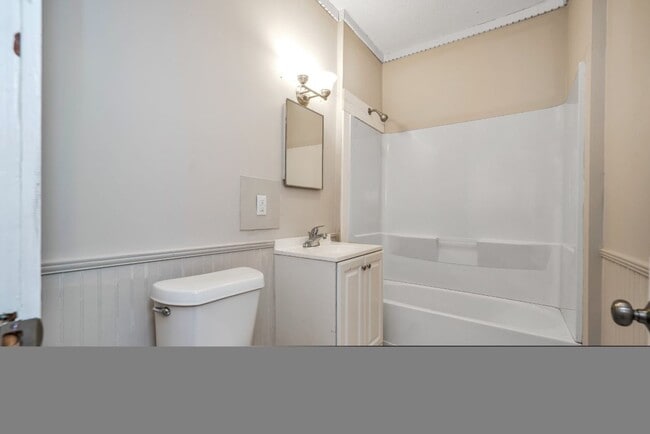 Building Photo - Updated 2-Bedroom Duplex – $800/month | Ta...