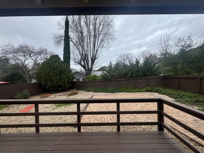 Building Photo - R7560S