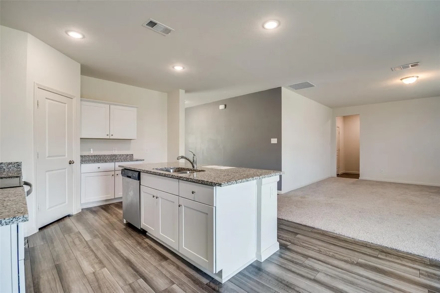 Building Photo - 731 Yorkshire Dr