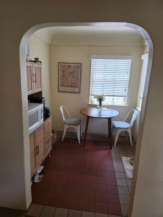 Building Photo - Cozy 1 bedroom cottage beach close with a yard, off street parking and a garage. Pets allowed