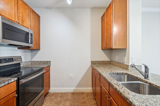 Building Photo - Available Now! High End 1 bed/ 1 bath with Parking! 24 hour concierge!