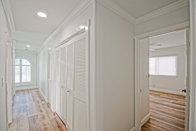 Building Photo - Beautifully Remodeled, Detached Front Town...